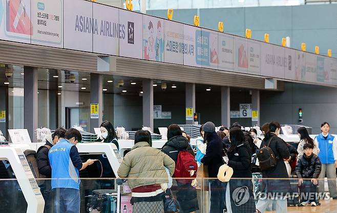 아시아나항공, 제2여객터미널에서 운항 개시 (영종도=연합뉴스) 김주형 기자 = 아시아나항공이 인천국제공항 제2터미널로 이전 운항을 개시한 14일 오전 인천국제공항 2터미널 아시아나항공 체크인 카운터에서 승객들이 탑승 수속을 밟고 있다. 2026.1.14 [공동취재] kjhpress@yna.co.kr