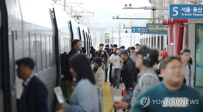 귀경객으로 붐비는 오송역 (청주=연합뉴스) 박건영 기자 = 추석 연휴 마지막 날인 9일 충북 청주시 오송역에서 귀경객들이 KTX 열차에 탑승하고 있다.2025.10.9 pu7@yna.co.kr