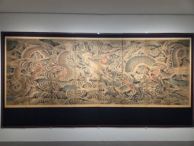 '쌍룡희주도' (서울=연합뉴스) 박의래 기자 = 서울 종로구 사간동 갤러리현대 본관에서 열린 '장엄과 창의: 한국 민화의 변주'전에 전시된 '쌍룡희주도'. 2026.1.14. laecorp@yna.co.kr