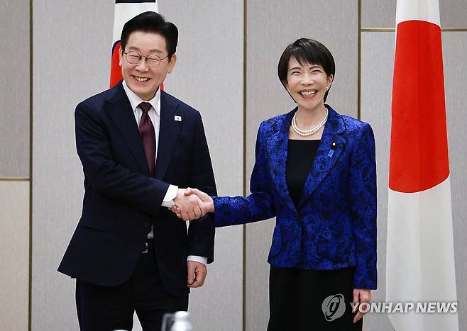 악수하는 한일 정상 (나라=연합뉴스) 김도훈 기자 = 이재명 대통령과 다카이치 사나에 일본 총리가 13일 일본 나라현 정상회담장에서 확대 회담에 앞서 악수하고 있다. 2026.1.13 superdoo82@yna.co.kr