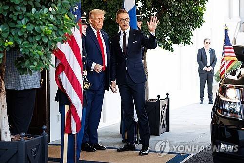 트럼프 대통령(왼쪽)과 스투브 핀란드 총리 [EPA 연합뉴스 자료사진 재판매 및 DB 금지]