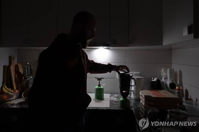정전에 불편을 겪는 키이우 시민들 [AFP 연합뉴스 자료사진. 재배포 및 DB 금지]