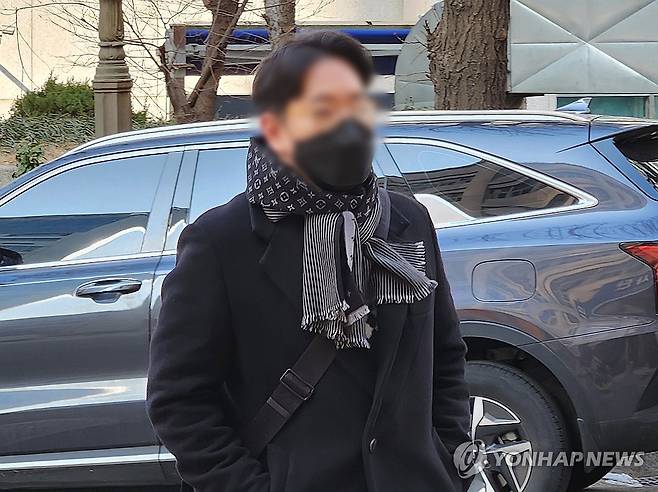 김병기 의원 전 보좌관, 참고인 조사 출석 (서울=연합뉴스) 김준태 기자 = 김병기 의원 전 보좌관인 A씨가 14일 서울 마포구 서울경찰청 공공범죄수사대에 참고인 신분으로 출석하고 있다. 2026.1.14 readiness@yna.co.kr