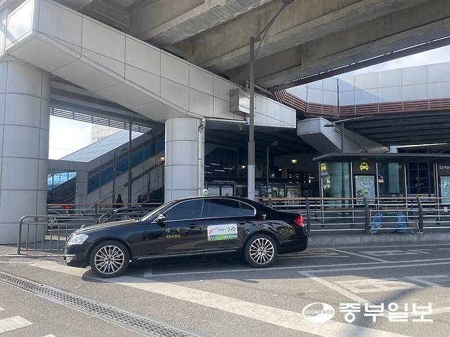 오산역 택시승강장에 택시가 손님을 태우기 위해 기다리고있다. 김이래 기자