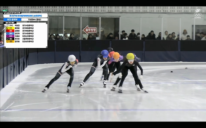 15일 강원 춘천 송암스포츠타운 빙상장에서 사전 경기로 열린 제107회 전국동계체육대회 쇼트트랙 여자 15세 이하부 1천500m 결승서 박보민(사진 맨 왼쪽·성남 서현중)이 선두로 추월하고 있다. 사진=대한빙상경기연맹 유튜브 캡처