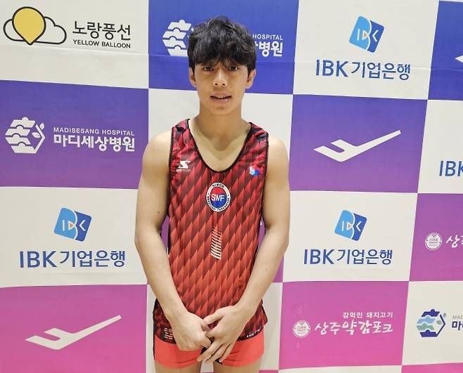 14일 강원도 인제군 원통체육관에서 열린 제4회 기업은행배 미래국가대표선발대회 및 2026년 국가대표 2차 선발대회 20세 이하(U20)부 자유형 57㎏급에서 우승을 차지한 정회식(수원 곡정고)이 기념사진을 찍고 있다.