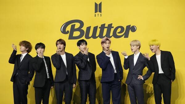 방탄소년단, 뷔, 슈가, 진, 정국, RM, 지민, 제이홉의 멤버들이 2021년 5월 대한민국 서울에서 열린 새 싱글 '버터' 발표 기자회견에 앞서 사진작가들을 향해 포즈를 취하고 있다. 연합뉴스