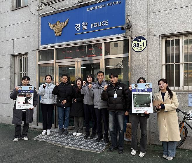 목포경찰서는 청소년의 무인점포 절도 예방을 위해 ‘양심거울’을 설치하는 이른바 ‘양심 넛지(Nudge)’ 특수 시책을 추진 중이다. 경찰은 지난 2일부터 오는 31일까지 무인점포 65곳에 순차적으로 양심거울을 설치한다.<목포경찰서 제공>