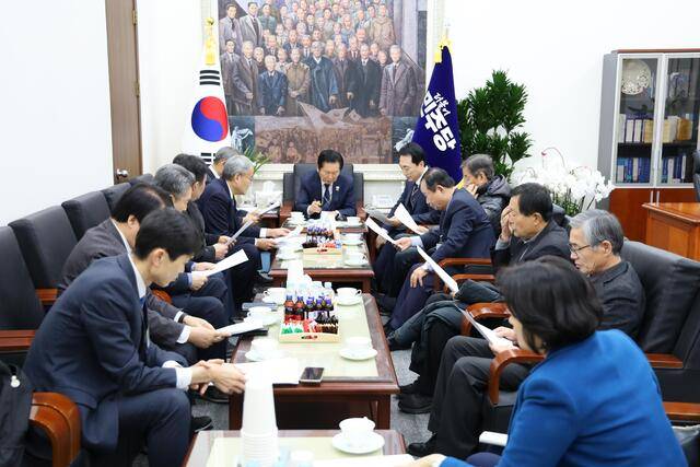 지난 12일 국회 더불어민주당 당대표실서 열린 간담회에서 정청래 대표와 동학농민혁명 관련 단체 대표자들이 면담을 진행하고 있다./사진=동학농민혁명기념재단