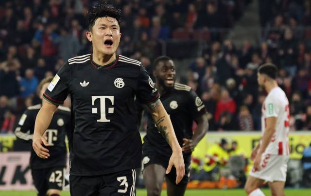 바이에른 뮌헨의 김민재가 15일 독일 쾰른의 라인에네르기 슈타디온에서 열린 분데스리가 17라운드 쾰른과의 경기 도중 역전골을 터뜨린 뒤 포효하고 있다. EPA 연합뉴스