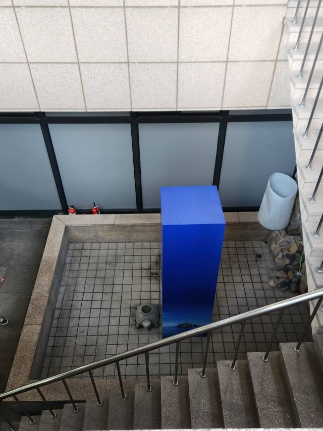 부산 동구 수정동 해양수산부 본관 지하 1층에 설치돼 있던 남근상이 덮개로 가려졌다. 독자 제공