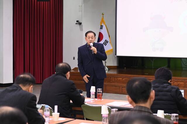 신현국 문경시장이 신년 기자회견에서 문경의 시정방향을 밝히고 있다 . 문경시 제공.