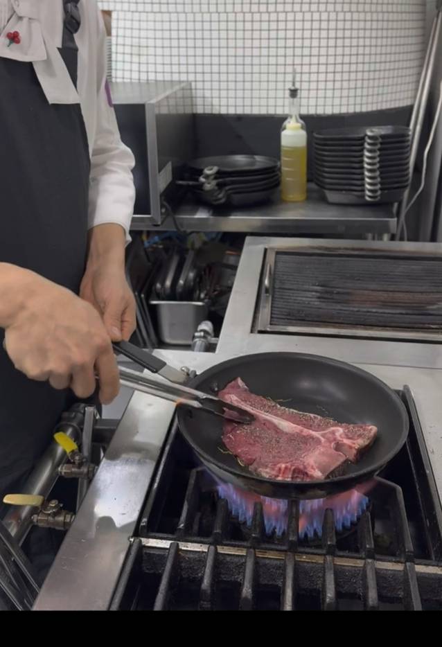 구자덕 셰프가 숙성된 고기를 요리하고 있다(스테이크 전문점 'GOOK SU' 제공)