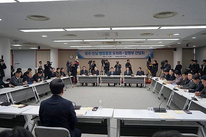 전남도는 13일 오후 전남도의회 초의실에서 '광주·전남 행정통합, 도의회-집행부 간담회'를 개최했다.