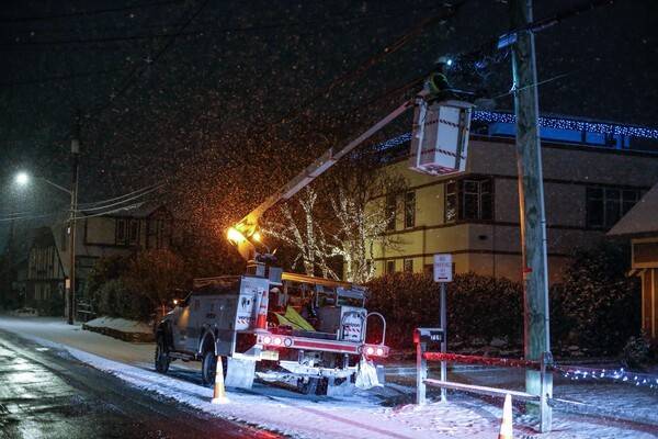 뉴욕주 피어몬트에서 눈이 내리는 가운데 버라이즌 직원들이 비상 상황을 처리하고 있다. [출처=연합뉴스]