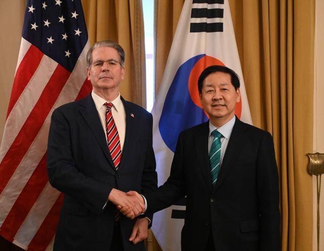 구윤철 부총리 겸 재정경제부 장관(오른쪽)은 미국 워싱턴DC를 방문, 스콧 베선트 미국 재무부 장관과 한미 재무장관회의를 가졌다. [사진=재정경제부]