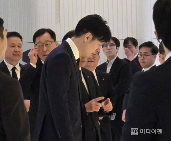 신유열 롯데지주 미래성장실장이 15일 신격호 창업주 6주기 추도식 후 노준형 롯데지주 대표와 이야기하고 있다./사진=미디어펜 김성준 기자