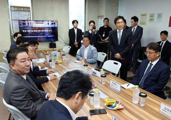 2025년 7월 16일 더불어민주당 김병기 당 대표 직무대행 겸 원내대표가 폭염 관련 물류센터 현장점검을 위해 서울 서초구 쿠팡 서초1캠프를 방문, 박대준 쿠팡 대표이사와 폭염 대응 및 배송인력 업무환경에 대한 간담회를 갖고 있다. 2025.7.16 [공동취재] 연합뉴스