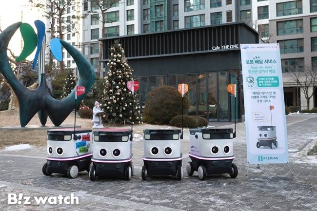 래미안 리더스원에 도입된 음식배달 로봇./사진=삼성물산 제공
