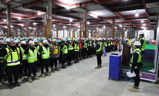 반도건설 임직원들이 지난 13일 ‘2026년 안전보건방침 및 목표 선포식’을 열고 중대재해 예방을 위한 선서를 진행하고 있다. (사진=반도건설 제공)