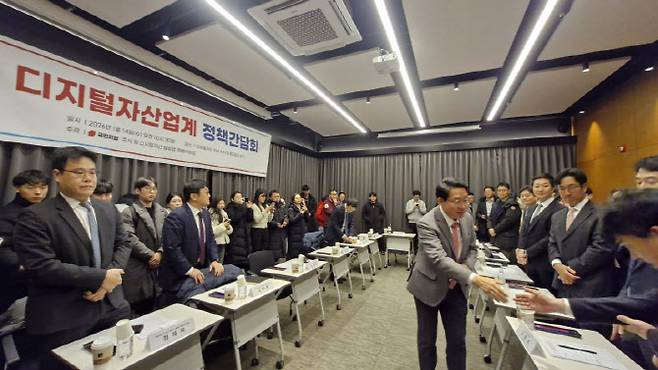 김상훈 국민의힘 의원이 14일 디지털자산 거래소 임원들과 인사를 하고 있다. (사진=최훈길 기자)