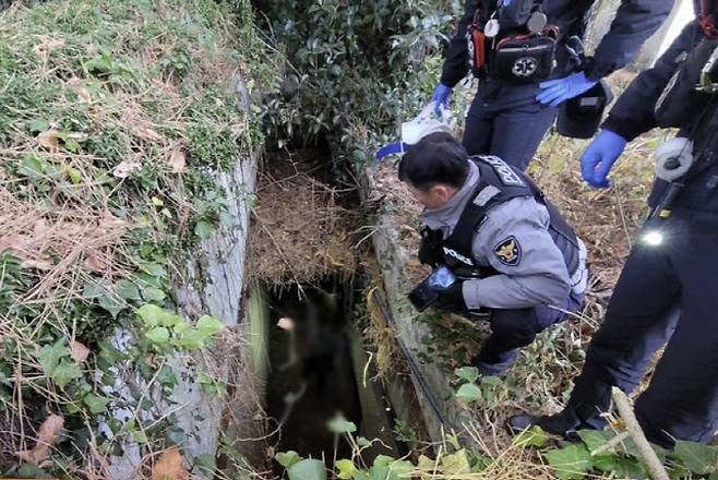 경찰이 실종신고가 접수된 60대 치매 환자를 구조하고 있다. (사진=뉴시스)