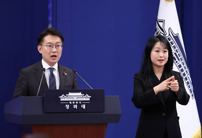 김남준 대변인이 2025년 12월 24일 청와대 춘추관에서 이재명 대통령과 김혜경 여사의 희귀 질환 환우·가족 현장 간담회 참석 관련 브리핑을 하고 있다. 오른쪽은 박지연 수어통역사.(사진=연합뉴스)