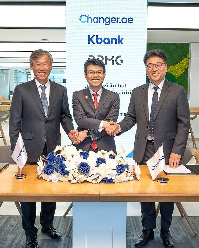 최우형(왼쪽부터) 케이뱅크 은행장과 왕하오(Wang Hao) 체인저 부대표, 문범영 비피엠지 개발실장이 지난달 아랍에미리트 아부다비에서 진행된 업무협약식에서 기념 촬영을 하고 있다. 사진=케이뱅크 제공