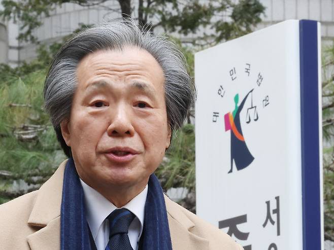 정기석 국민건강보험공단 이사장이 15일 서울 서초구 서울고등법원에서 주요 담배회사들을 상대로 제기한 대규모 손해배상 청구 소송 2심 패소에 대해 발언하고 있다.(사진=연합뉴스)