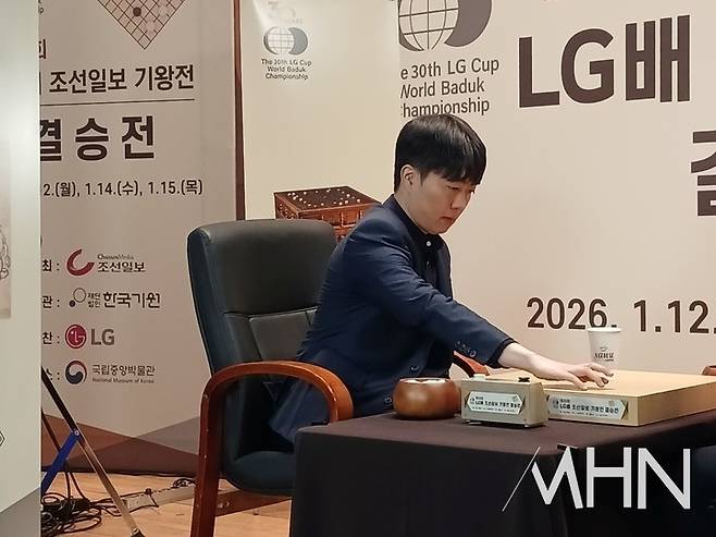 신민준 9단이 첫 수를 두고 있다.(사진 MHN 엄민용 선임기자)