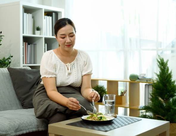 다이어트 중인 여성이 식사를 하고 있다. 많은 사람이 고강도 다이어트를 하지만, 요요 현상을 겪지 않는 사례는 약 20%에 그친다. 너무 높게 잡은 체중 감량 목표를 낮춰 연중 꾸준히 노력하는 게 성공 다이어트의 비결이다. 이는 생리학적 심리적 측면의 연구 결과에서 입증됐다. 사진=게티이미지뱅크