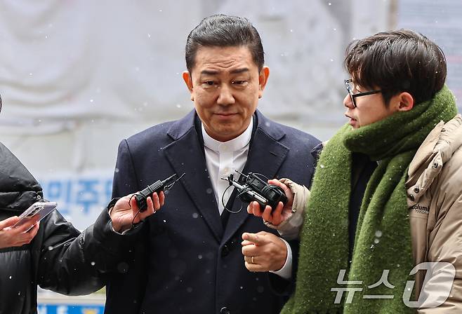 김병기 더불어민주당 전 원내대표가 12일 서울 여의도 민주당사에서 열리는 윤리심판원 회의에 출석하고 있다. 민주당 윤리심판원은 이날 김병기 전 원내대표의 ‘공천 헌금’ 의혹과 관련해 제명 등 징계를 논의한다. 2026.1.12/뉴스1 ⓒ News1 김도우 기자