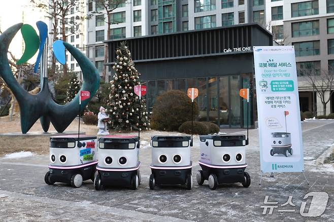 래미안 리더스원에 도입된 음식배달로봇 (삼성물산 제공) 뉴스1 ⓒ News1