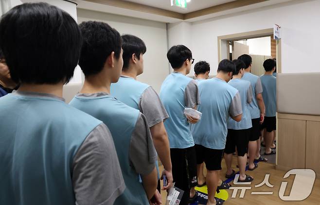 15일 오전 서울 영등포구 서울지방병무청에서 열린 올해 첫 병역판정감사에서 병역의무자들이 검사를 받고 있다. 검사 대상은 올헤 19세가 되는 2007년생, 20세 검사 후 입영을 신청한 2006년생, 병역판정검사 연기자 등 약 25만명이다. 2026.1.15/뉴스1 ⓒ News1 김명섭 기자