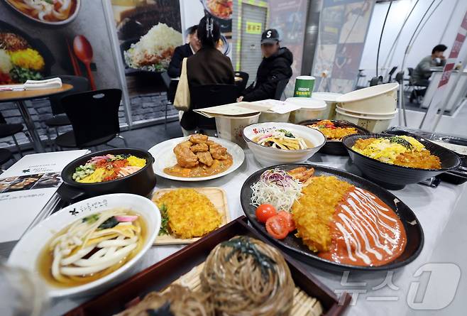 15일 서울 강남구 코엑스에서 열린 ‘제82회 프랜차이즈 창업 박람회 2026’을 찾은 방문객들이 부스에서 상담을 받고 있다. 2026.1.15/뉴스1 ⓒ News1 김진환 기자