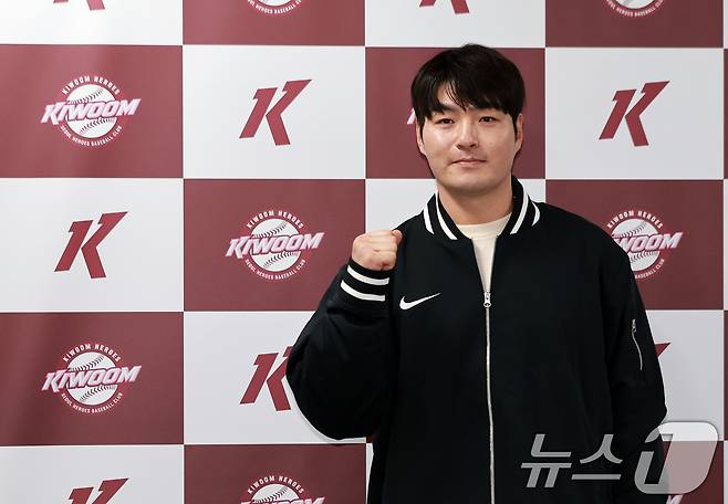 키움히어로즈 박병호 잔류군 선임코치가 15일 서울 구로구 고척스타이돔 전력분석실에서 열린 기자회견에서 파이팅 포즈를 취하고 있다. 2026.1.15/뉴스1 ⓒ News1 이호윤 기자