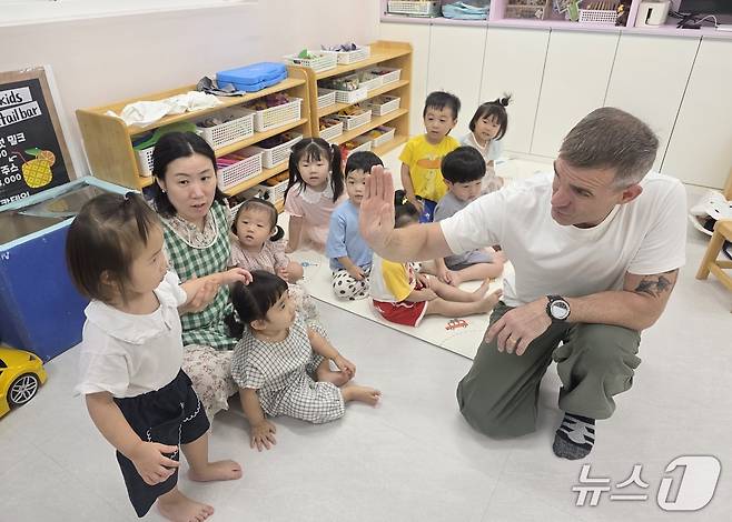 대구 달성군 어린이집 영어 전담 교사가 아이들에게 수업을 하고 있다.(대구 달성군 제공. 재판매 및 DB금지)