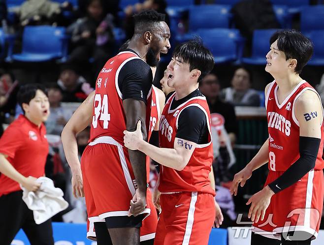 13일 오후 서울 송파구 잠실학생체육관에서 열린 '2025-2026 LG전자 프로농구 정규리그' 서울 SK 나이츠와 원주 DB의 경기에서 SK 김낙현이 앤드원을 얻어낸 뒤 자밀 워니와 환호하고 있다. 2026.1.13/뉴스1 ⓒ News1 구윤성 기자