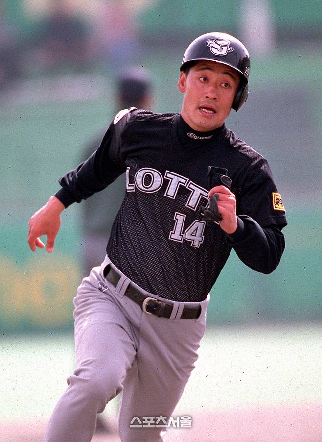 롯데 김민재가 SK와 시범경기에서 4타수 2안타 맹타를 휘둘렀다. 사진 | 스포츠서울DB