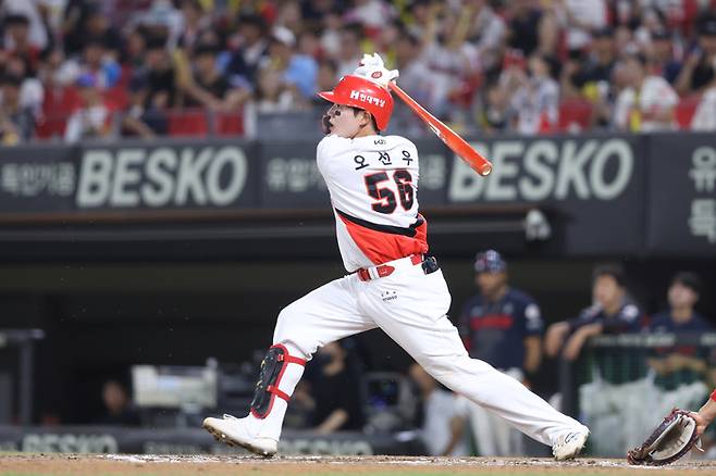 KIA 오선우가 6일 광주-기아 챔피언스 필드에서 열린 2025 KBO리그 롯데와 경기에서 안타를 때리고 있다. 사진 | KIA 타이거즈