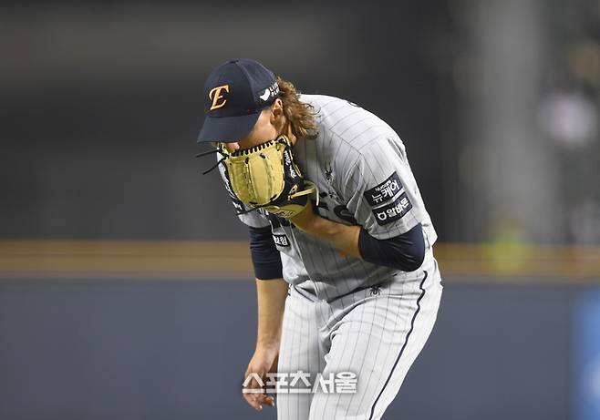 한화 와이스가 10일 잠실구장에서 열린 2025 KBO 리그 한화와 경기 8회 교체돼 나오고 있다. 잠실 | 최승섭 기자 thunder@sportsseoul.com