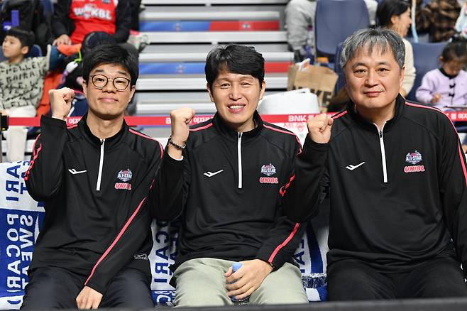 하나은행 이상범 감독(오른쪽), 우리은행 위성우 감독(가운데), 삼성생명 하상윤 감독이 지난 4일 부산사직체육관에서 열린 여자프로농구 올스타전에서 팀 유니블 코칭 스태프를 맡았다. 사진제공=WKBL
