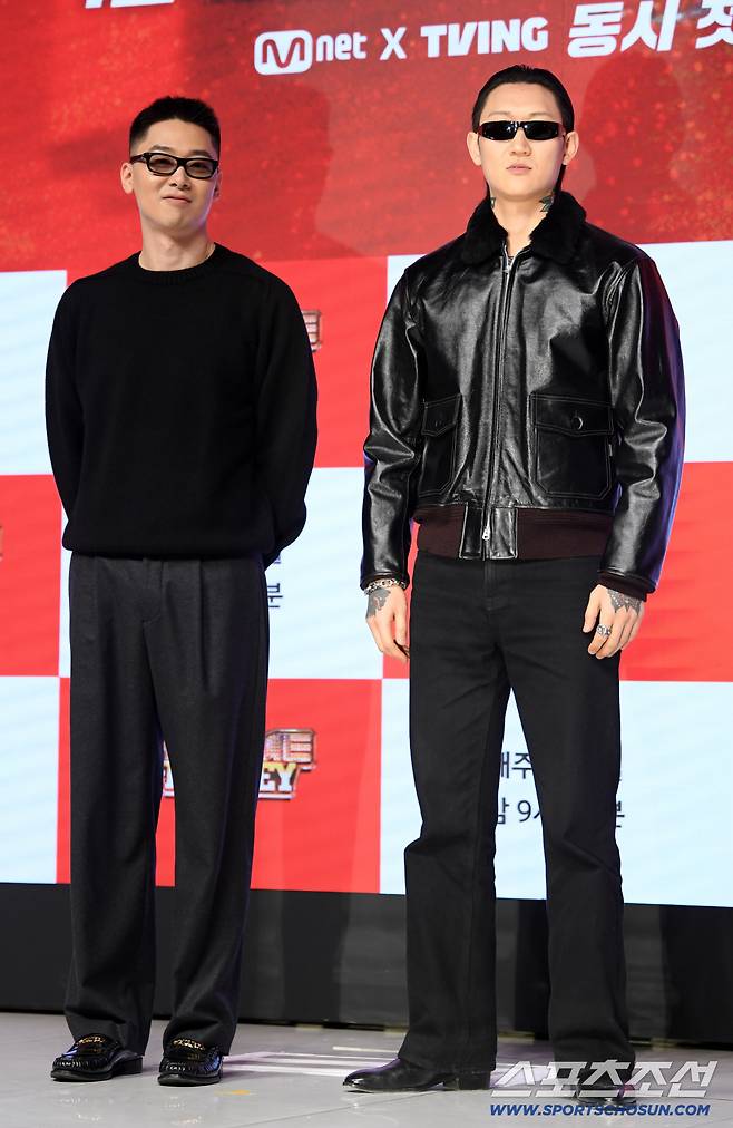 Mnet '쇼미더머니12' 제작발표회가 15일 서울 강남구 논현동 엘리에나 호텔에서 열렸다. 허키 시바세키, 제이통이 포토타임을 갖고 있다. 논현동=박재만 기자 pjm@sportschosun.com/2026.01.15/