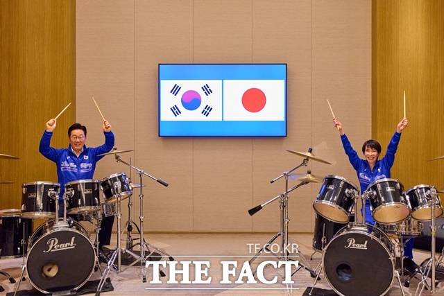 이재명 대통령이 13일(현지시간) 다카이치 사나에 일본 총리와 정상회담을 가진 뒤 환담 자리에서 드럼 합주를 하고 있다. /이 대통령 X