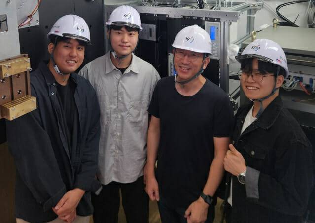 한국천문연구원이 운영하는 KVN 평창망원경에서 KAIST 최준용, 정우송 연구원, 김정원 교수, 백지훈 연구원(왼쪽부터)이 기념촬영했다.(사진=KAIST)