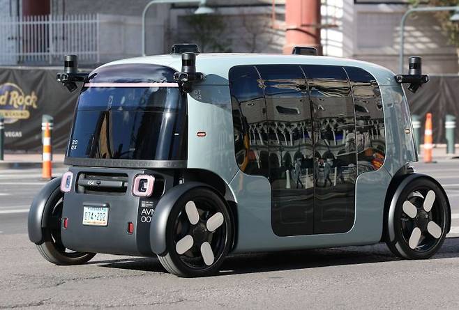 CES 개막 3일차인 8일(현지시간) 미국 네바다주 라스베이거스 시내에서 자율주행 로봇택시 '죽스(ZOOX)'가 이동하고 있다. 연합뉴스