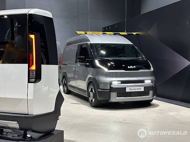 최근 인증을 완료한 모델들은 모두 71.2kWh 용량의 배터리를 탑재한 롱레인지 사양으로 구성되며, 1회 충전 주행거리는 복합 기준 345km, 도심 379km, 고속도로 305km이다(오토헤럴드 김훈기 기자)