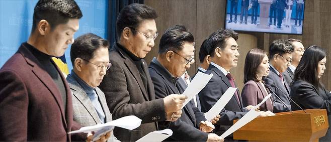 연합뉴스국민의힘 모임인 ‘대안과 미래’ 소속 의원들이 14일 기자회견을 열고 장동혁 대표 등 지도부에 “한동훈 전 대표에 대한 제명 결정을 재고해 달라”고 촉구하고 있다.
