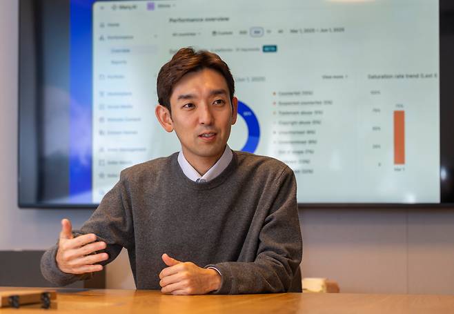 이인섭 마크비전 대표가 지난 9일 서울 서초구에서 WEEKLY BIZ와 만나 대담을 나누고 있다. 그는 “(마크비전이) 지식재산권 보호를 넘어 온라인 시장 전반에서 브랜드의 가치와 신뢰도, 경제적 이익이 훼손되지 않도록 해 기업의 지속적인 성장을 돕는다”고 했다. /김지호 기자