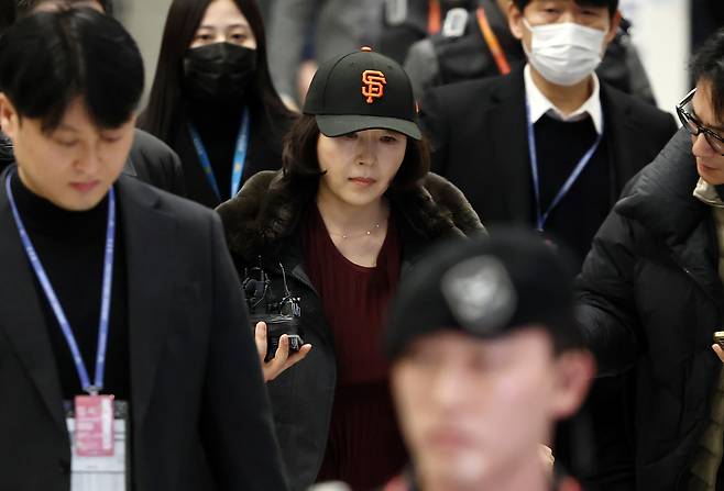 2022년 지방선거 국면에서 더불어민주당 소속이던 강선우 의원에게 '공천헌금' 1억원을 전달한 의혹을 받는 김경 서울시의원이 지난 11일 인천국제공항 1터미널을 통해 입국하고 있다. 연합뉴스